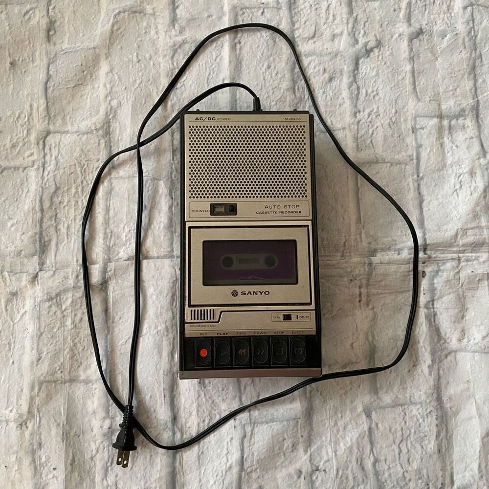 Sanyo vintage Tape Recorder with pull out carry handle 10.5”x5”